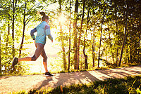 Frau joggt im Wald