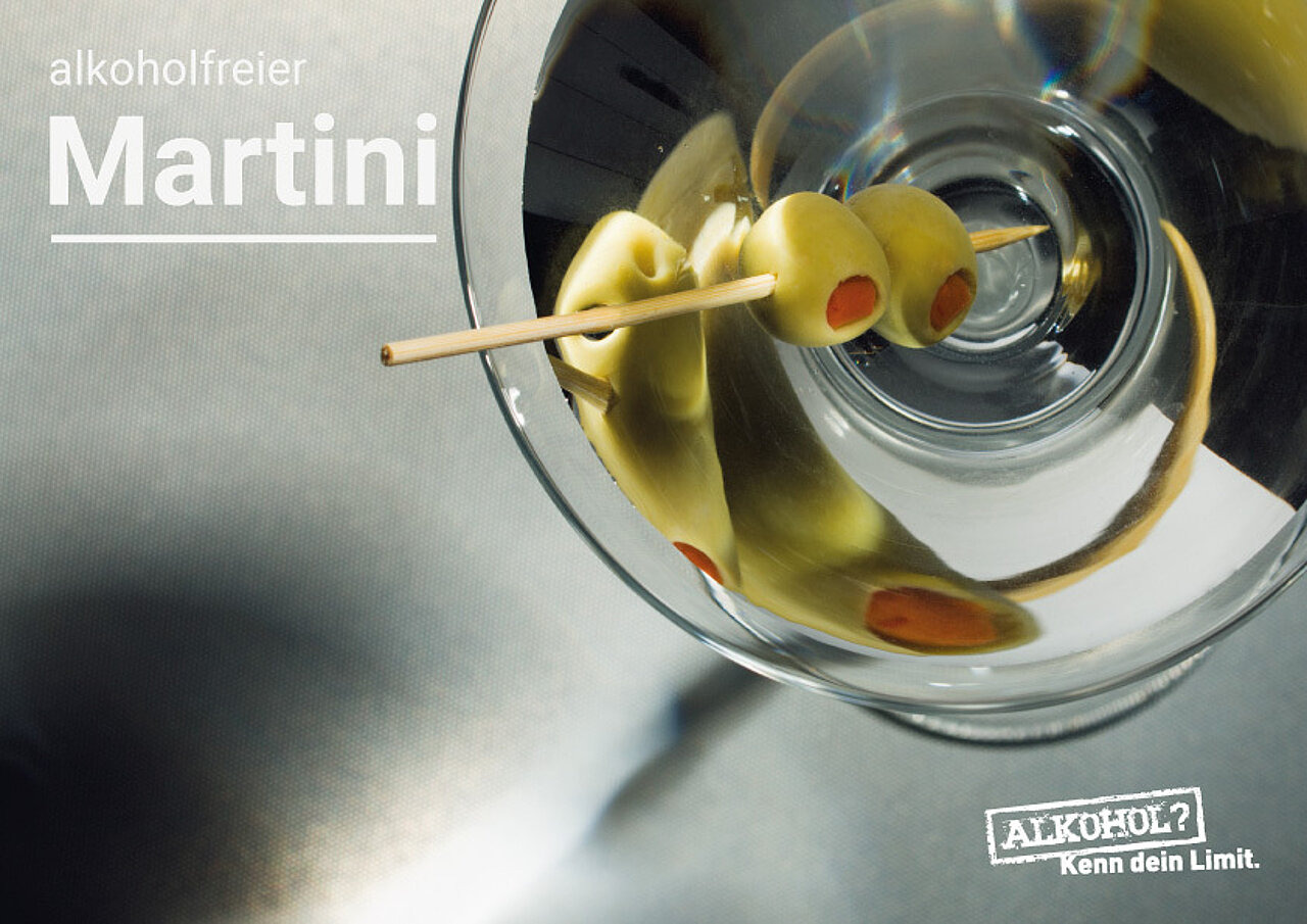 Draufsicht auf ein Martiniglas mit einem Oliven-Spieß.